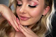 Modelka-w-makijazu-slubnym