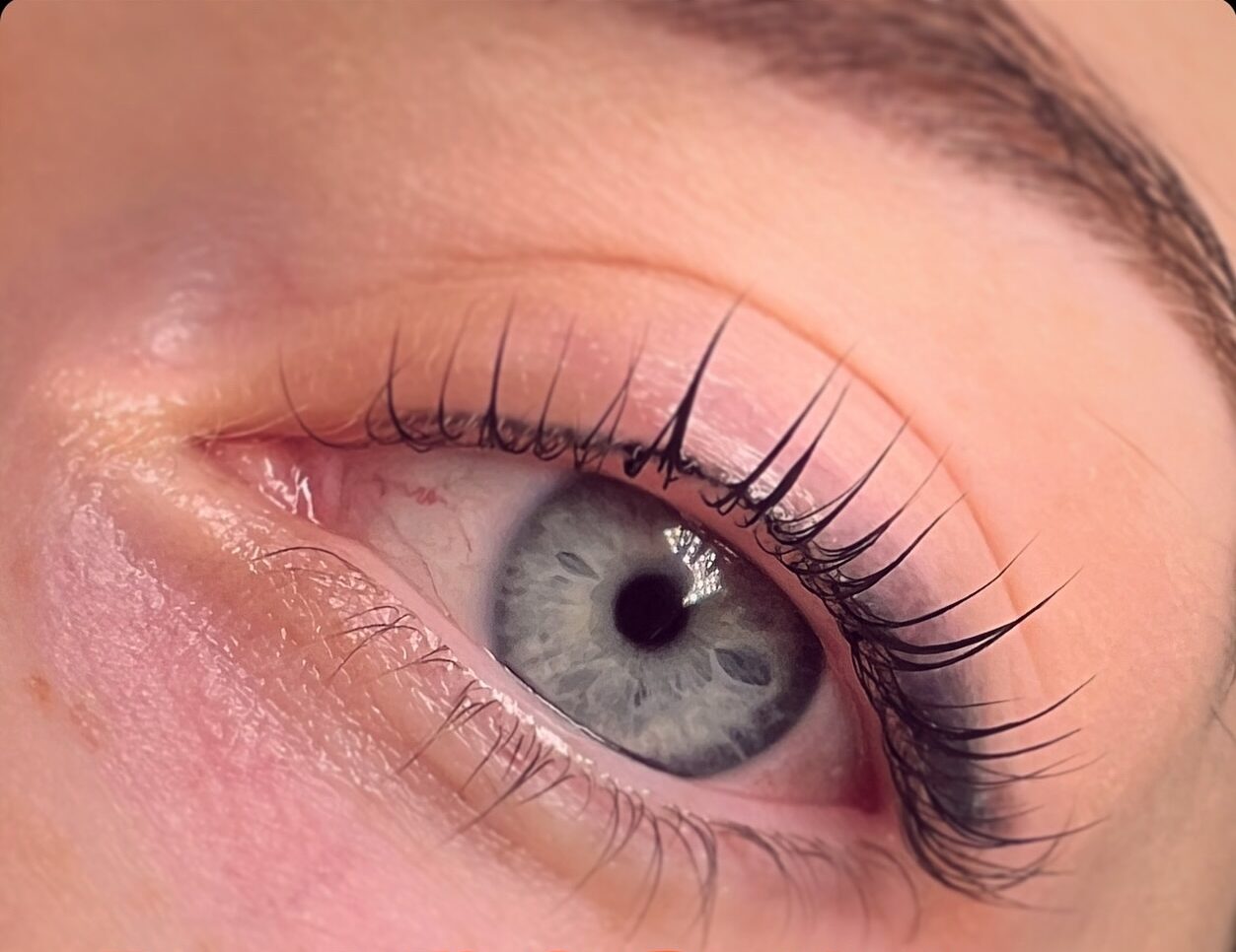 438746887_17993506754628241_5843843406391226276_n-e1715700862630.jpg Zdjęcie oka z wykonaną usługą laminacji rzęś
