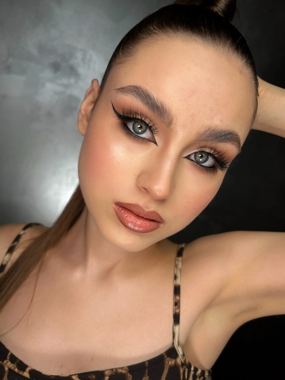 IMG_1168_Easy-Resize.com Modelka w ciemnych włosach makijaż okolicznościowy