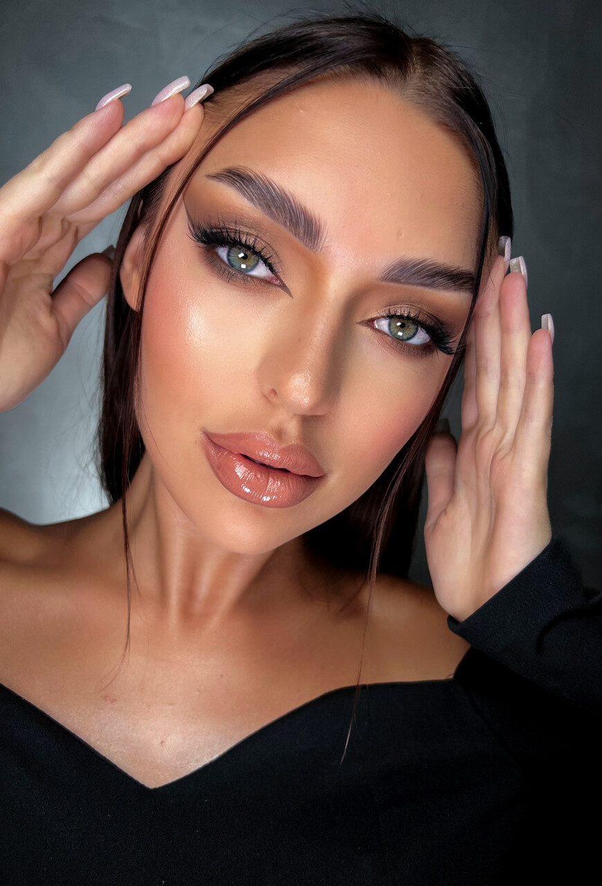 Modelka w delikatnym makijażu okolicznościowym odcienie złotego