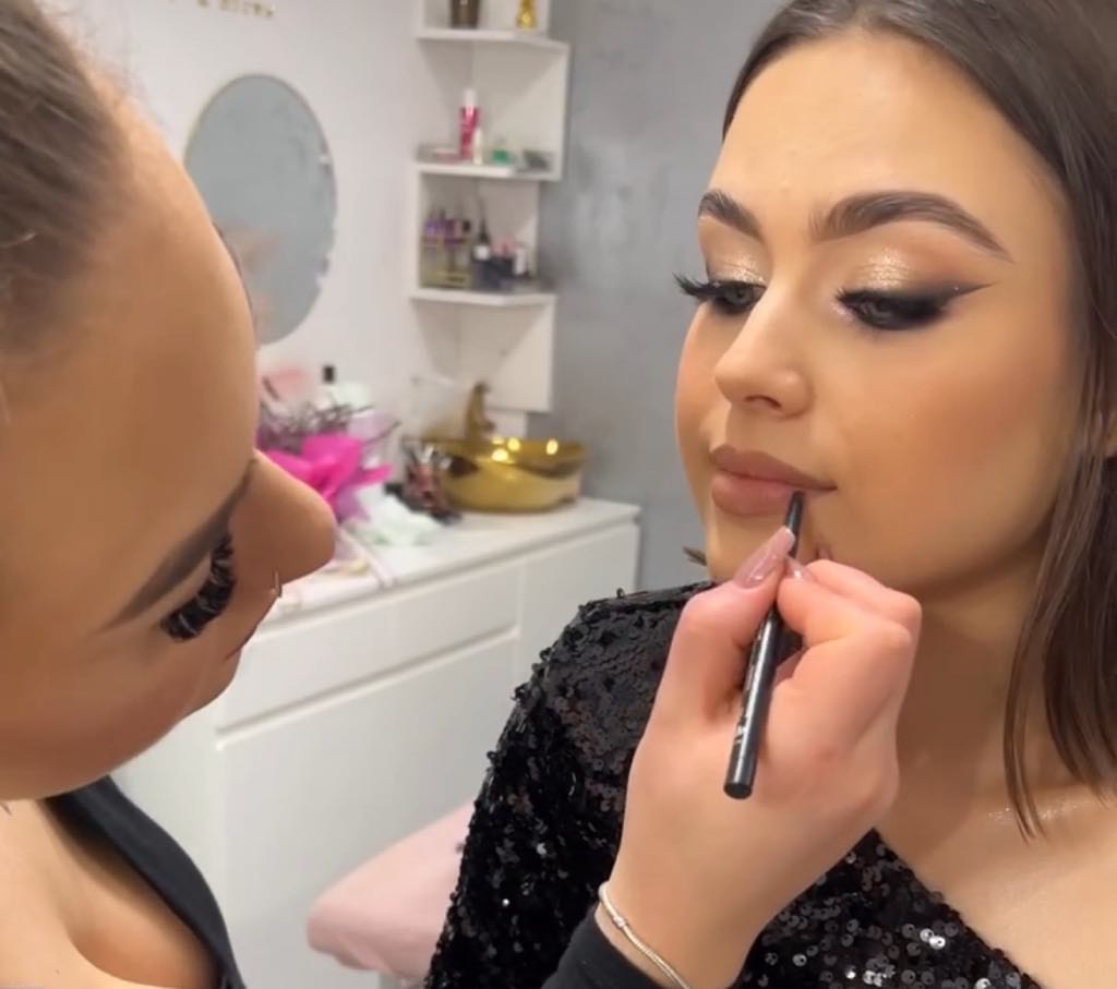 Lekcja makijażu na użytek własny malowanie ust na modelce