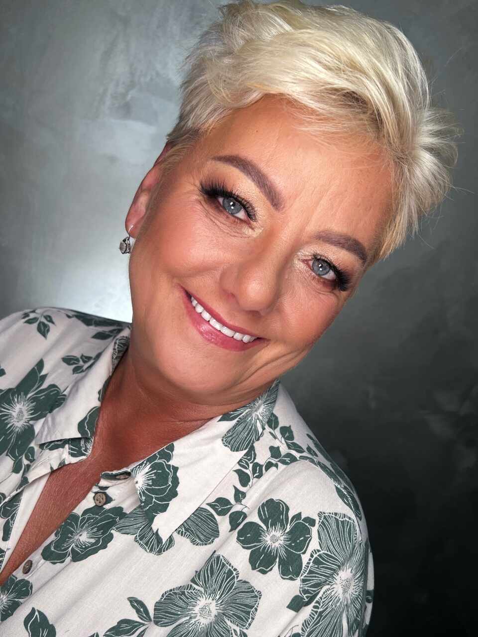 Lekcja makijażu kobiety dojrzalej na własny użytek