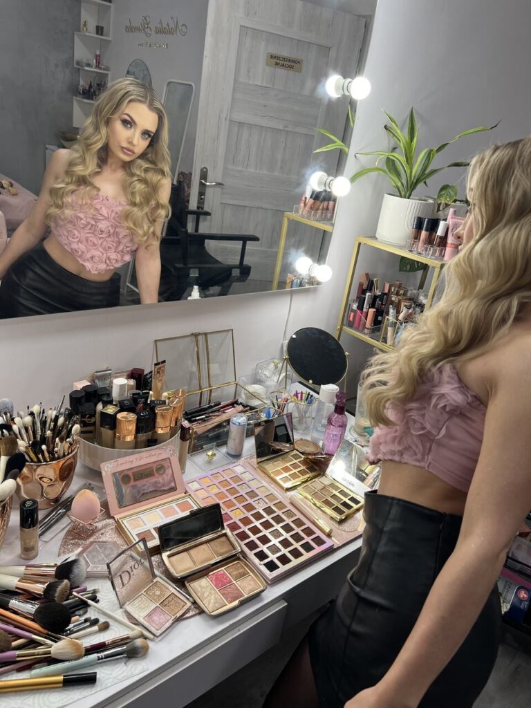 Modelka w lustrze pozująca na kursie makijażu dla profesjonalistów Reels Instagram