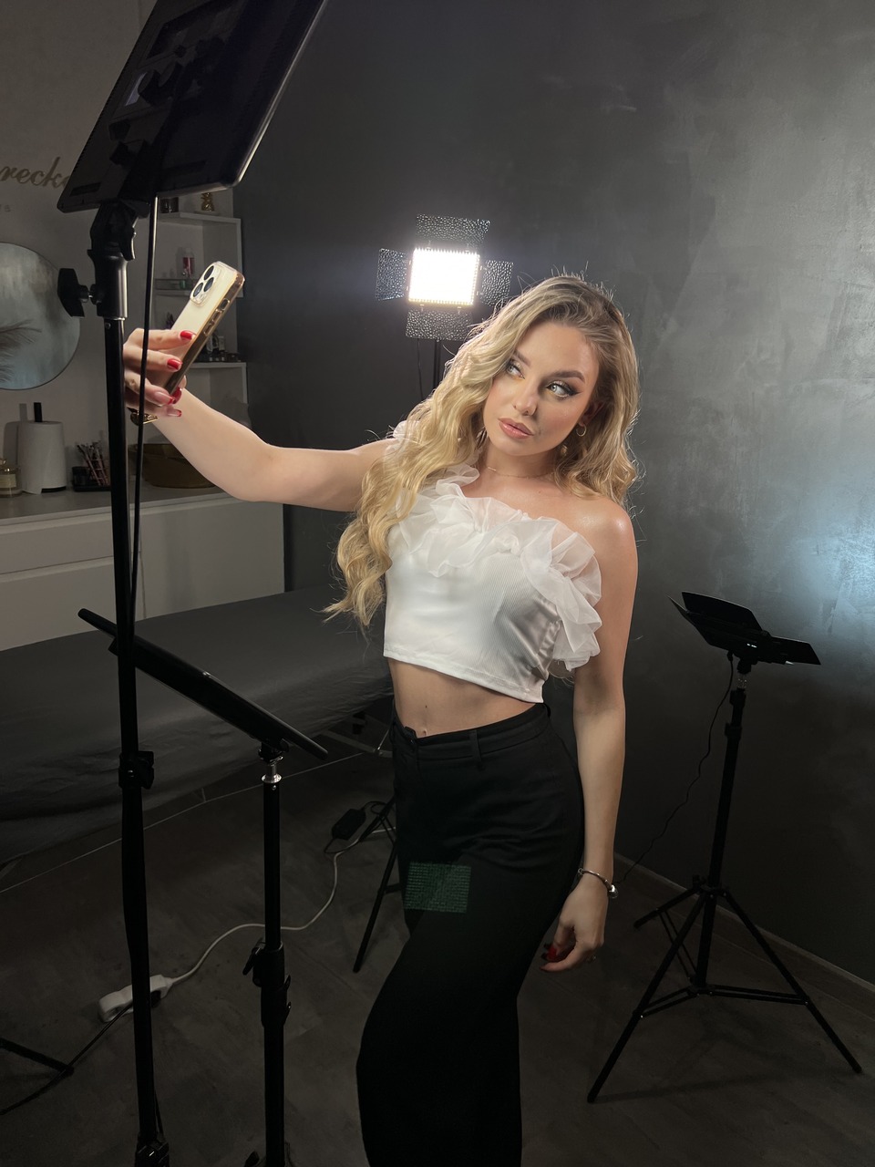 Blondynka pozująca na kursie makijażu dla profesjonalistów Reels Instagram