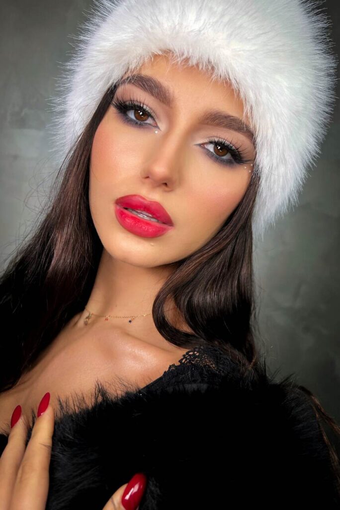 Modelka w makijażu ślubnym 3 Ciemnoczerwone usta na modelce w makijażu okolicznościowym