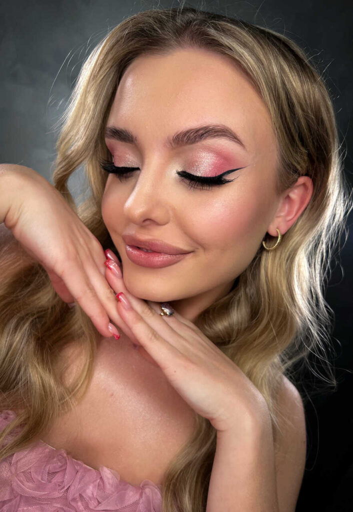 Modelka w makijażu ślubnym Modelka w makijażu ślubnym