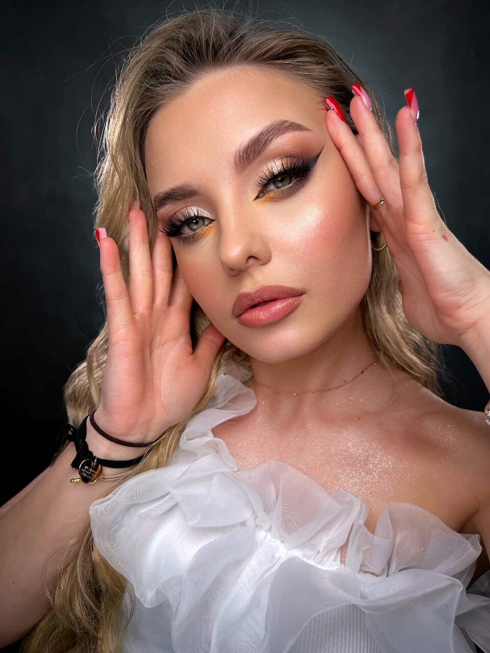 Modelka w blond włosach w makijażu ślubnym podczas kursu makijażu ślubnego